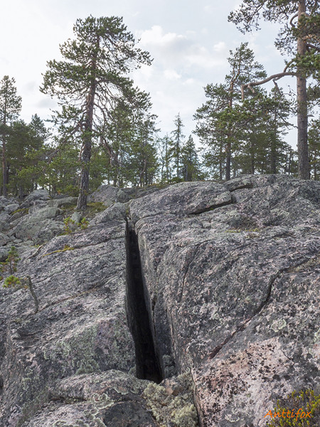 Laukkuvaara_haljennut_kallio_leiska-norm