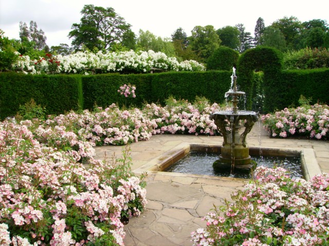 Hever_Castle_rose_garden_with_fountain-n