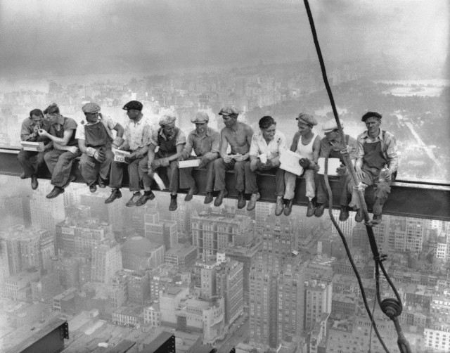 Lunch-atop-a-skyscraper-c1932-normal.jpg