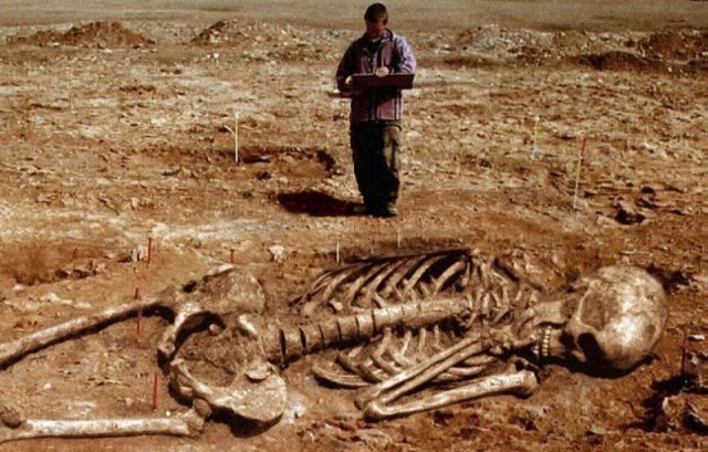 Giant-Human-Skeletons-Discovered-in-Wisc