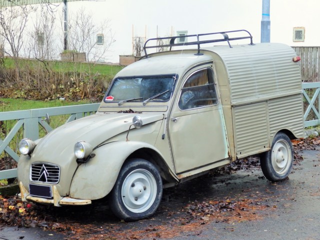 258%20Citroen%202%20CV%20Tapiolantie.jpg