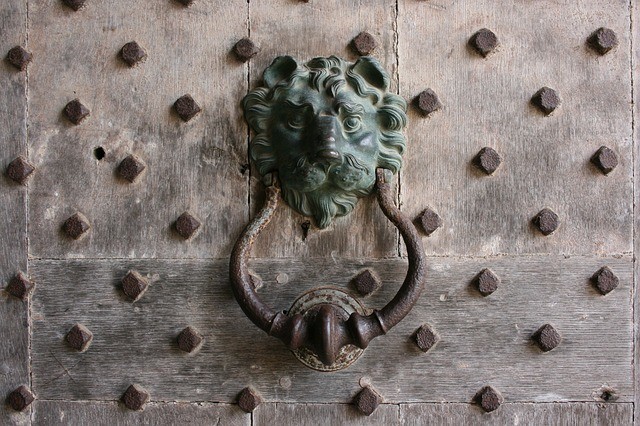 knocker-252442_640.jpg