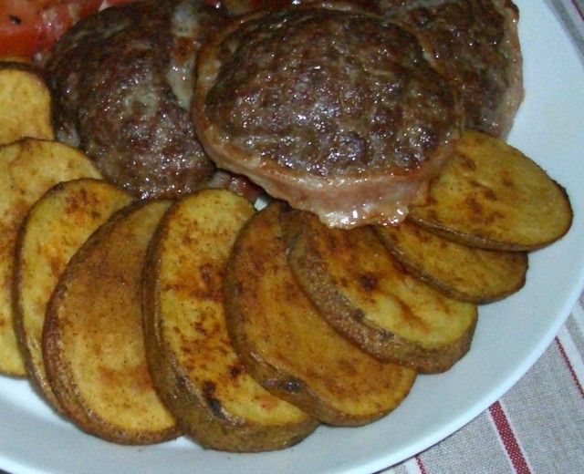 Jauhelihapihvit pekonivyötteellä ja viipaleperunat - Mimmin keittiö -   -